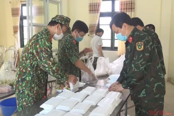 Các cán bộ chiến sỹ Bộ chỉ huy quân sự tỉnh Hà Nam chuẩn bị các bữa ăn cho công dân tại khu cách ly tập trung.