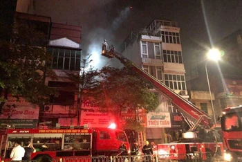 Hiện trường vụ cháy tại căn nhà kết hợp ở và kinh doanh, ở số 311, đường Tôn Đức Thắng, quận Đống Đa, Hà Nội, rạng sáng ngày 4-4, làm bốn người thiệt mạng. (Ảnh: NGUYÊN TRANG)
