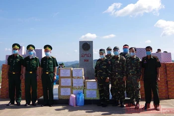 Bộ Chỉ huy BĐBP tỉnh Điện Biên trao vật tư phòng, chống dịch cho Bộ Chỉ huy Quân sự tỉnh Luông Pra Băng.