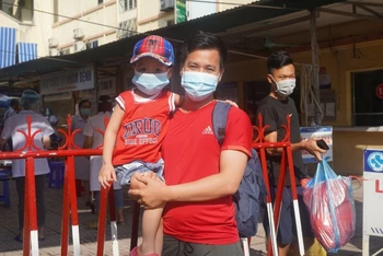 Nhiều bệnh nhân và người nhà bệnh nhân vui mừng khi có lệnh gỡ bỏ phong tỏa tạm thời Bệnh viện đa khoa Thái Bình.