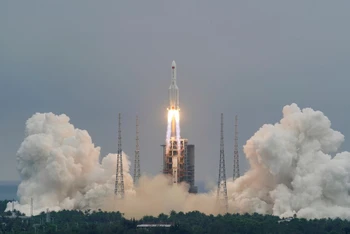 Tên lửa Trường Chin-5B Y2, mang theo module lõi của trạm vũ trụ Thiên Hòa của Trung Quốc, cất cánh từ Trung tâm Phóng Vũ trụ Văn Xương ở tỉnh Hải Nam, Trung Quốc ngày 29-4. Ảnh: China Daily.