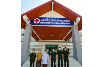 Đại tá Lê Văn Đông (thứ 3 từ phải sang) cùng bác sĩ Bệnh viện Setthathirath sau khi thăm các ca Covid-19 người Việt Nam, ngày 9-5. 
