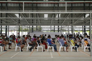 Người dân quận Bang Khae ở thủ đô Bangkok đang chờ tiêm vaccine ngừa Covid-19. (Ảnh: Bưu điện Bangkok)