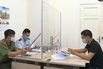Thanh tra Sở Thông tin và Truyền thông Hà Nội xử phạt vi phạm hành chính đối với ông Trần Văn Duy.