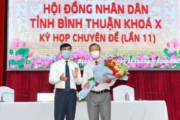 Đồng chí Dương Văn An, Ủy viên T.Ư Đảng, Bí thư Tỉnh ủy Bình Thuận chúc mừng ông Phan Văn Đăng (người cầm hoa) được HĐND tỉnh Bình Thuận (khóa X) bầu giữ chức vụ Phó Chủ tịch UBND tỉnh Bình Thuận, nhiệm kỳ 2016-2021.