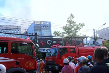 Lực lượng phòng cháy chữa cháy và cứu nạn cứu hộ có mặt tại hiện trường.