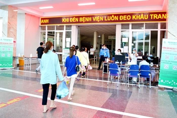 Hạn chế, kiểm soát chặt chẽ người thăm nuôi ở Bệnh viện đa khoa tỉnh Lào Cai.
