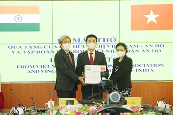 Bộ trưởng TT-TT Nguyễn Mạnh Hùng trao tặng 100 máy thở cho nhân dân Ấn Độ.