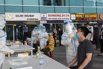 Xét nghiệm cho hơn 2.000 nhân viên Cảng hàng không quốc tế Đà Nẵng sáng nay, 11-5.