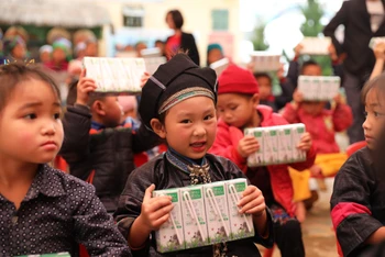 Trong 14 năm qua chương trình Quỹ sữa Vươn cao Việt Nam đã trao tặng sữa cho hơn 479 ngàn trẻ em có hoàn cảnh khó khăn trên cả nước. (Ảnh: VNM)