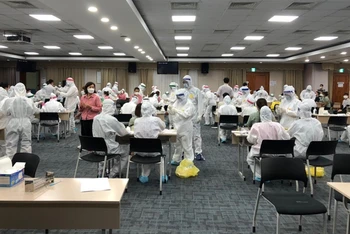 Nhân viên y tế lấy mẫu xét nghiệm tại nhà máy Samsung Bắc Ninh.