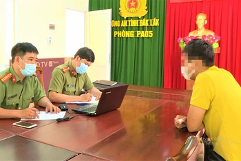 Cán bộ Phòng An ninh mạng và phòng chống tội phạm sử dụng công nghệ cao, Công an tỉnh Đắk Lắk làm việc với L.M.Q.