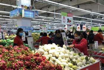 Hàng hóa dồi dào tại các siêu thị ở Hà Nội, bảo đảm cung cấp cho người dân trong mọi tình huống xảy ra dịch. 