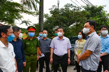 Chủ tịch UBND TP Hà Nội Chu Ngọc Anh kiểm tra công tác khoanh vùng dập dịch tại huyện Gia Lâm.