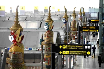 Các bức tượng ở sân bay Suvarnabhumi được đeo khẩu trang để nhắc nhở người dân đề cao ý thức tự bảo vệ trước dịch Covid-19. (Ảnh: Bưu điện Bangkok)