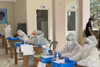 Y, bác sĩ Lào tại buổi lấy mẫu bệnh phẩm, phục vụ xét nghiệm SARS-CoV-2 cho sinh viên Việt Nam tại Đại học Quốc gia Lào.