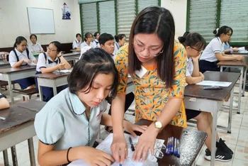 Học sinh khối 9 và khối 12 ở TP Hồ Chí Minh được tiếp tục đến trường.