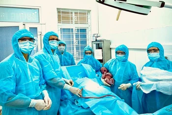Phẫu thuật lấy thai an toàn tại khu cách ly