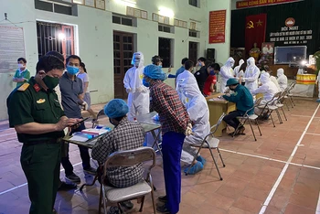 Cơ quan chức năng lấy mẫu xét nghiệm cho người dân huyện Thuận Thành (Bắc Ninh).