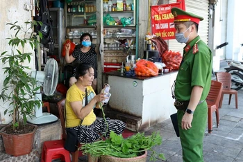Hà Nội giải tỏa chợ cóc: Nơi nghiêm túc, chỗ lơ là