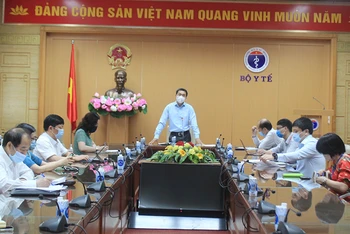 Thứ trưởng Bộ Y tế Trần Văn Thuấn chủ trì cuộc họp trực tuyến.