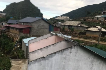 Mưa to kèm lốc làm tốc mái nhiều nhà dân ở các huyện Phong Thổ, Tân Uyên, Nậm Nhùn.