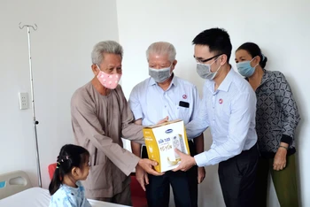 Vinamilk cùng Hội Bảo trợ Bệnh nhân nghèo TP Hồ Chí Minh đến thăm và tặng quà cho bé Bảo Trân tại Bệnh viện tim Tâm Đức. (Ảnh: VNM)