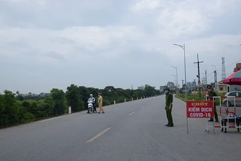 Lực lượng chức năng huyện Phù Cừ thực thi nhiệm vụ phòng chống dịch.