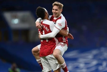 Smith-Rowe (phải, Arsenal) ăn mừng bàn thắng với Aubameyang.