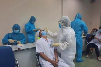 Bệnh viện Ung bướu TP Hồ Chí Minh xét nghiệm tầm soát Covid-19 cho nhân viên. (Ảnh: BVCC)