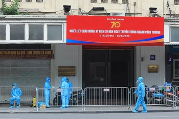 Lực lượng chức năng phong tỏa tòa nhà 91 phố Đinh Tiên Hoàng, nơi bệnh nhân Covid-19 số 3634 đến làm việc.