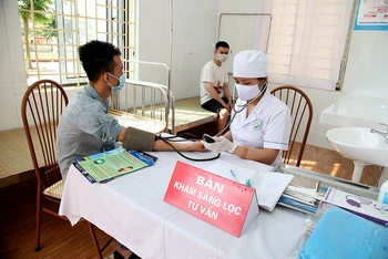 Nhân viên y tế tăng cường khám sàng lọc cho người dân ở TP Vĩnh Yên.