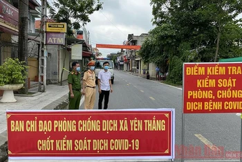 Cơ quan chức năng huyện Ý Yên (Nam Định) thành lập chốt phong tỏa tại khu vực giáp ranh giữa hai xã Yên Thắng và Yên Cường.