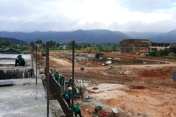 Nhà thầu đang tập trung đẩy nhanh tiến độ dự án xây dựng điểm TĐC số 1 tại tổ 10, phường Thanh Trường, thành phố Điện Biên Phủ.