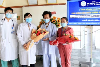 Lãnh đạo khoa Hồi sức tích cực tặng hoa chức mừng vợ chồng bệnh nhân H. khi ra viện. 