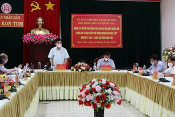 Đồng chí Bùi Văn Cường phát biểu tại buổi làm việc với Ủy ban Bầu cử tỉnh Kon Tum.