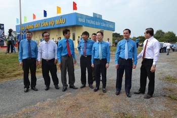 Đoàn công tác lãnh đạo Tổng LĐLĐ Việt Nam và lãnh đạo tỉnh Tiền Giang kiểm tra tại dự án thiết chế công đoàn tỉnh Tiền Giang.
