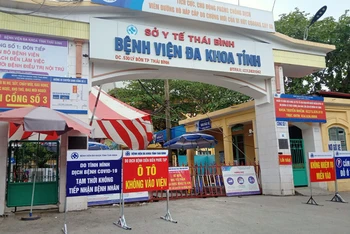 Bệnh viện Đa khoa tỉnh Thái Bình gỡ phong tỏa tạm thời từ ngày 10-5 nhưng vẫn kiểm soát chặt việc ra vào khu vực Khoa Lão khoa bởi đã xuất hiện các ca dương tính tại đây. (Ảnh: MAI TÚ)