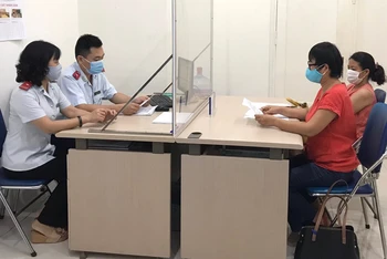 Thanh tra Sở Thông tin và Truyền thông Hà Nội xử phạt các cá nhân đăng tải thông tin sai sự thật trên mạng xã hội.