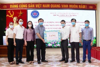LĐLĐ TP Hà Nội trao quà tặng lực lượng y tế chống dịch Covid-19 tại Trung tâm Y tế huyện Ứng Hòa.
