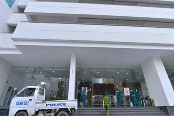 Lực lượng chức năng phong tỏa tòa nhà số 27 Lê Văn Lương, nơi ông Nguyễn Văn Thanh sinh sống. Ảnh: DT