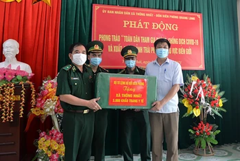 Thiếu tướng Phùng Quốc Tuấn trao khẩu trang y tế tặng UBND xã Thống Nhất.