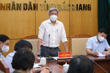 Thứ trưởng Y tế Nguyễn Trường Sơn làm việc với tỉnh Bắc Giang đêm 15-5.
