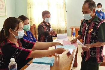 Người dân biên giới huyện Nam Giang tham gia bầu cử.