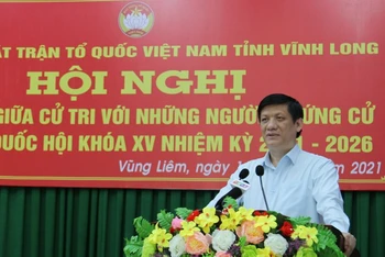 Đồng chí Nguyễn Thanh Long phát biểu tại buổi lễ ra mắt cử tri huyện Vũng Liêm ngày 16-5.