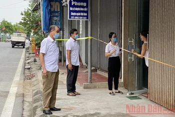 Lực lượng chức năng xã Yên Thắng, huyện Ý Yên đi từng nhà để tuyên truyền, giám sát người dân thực hiện giãn cách xã hội.