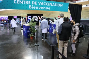 Các trung tâm tiêm vaccine quy mô lớn giúp đẩy nhanh tiến độ tiêm phòng Covid-19 ở Pháp. (Ảnh: Le Parisien)