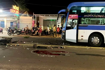 Vụ tai nạn giao thông giữa xe ô-tô khách và xe mô-tô tại đường Nguyễn Đình Chiểu, phường Hàm Tiến, TP Phan Thiết làm một người đi xe máy tử vong.