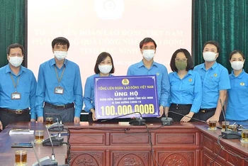 Tổng Liên đoàn Lao động Việt Nam tặng quà công nhân lao động hai tỉnh Bắc Ninh và Bắc Giang
