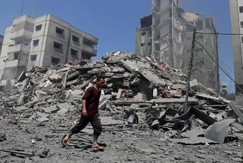 Một tòa chung cư tại TP Gaza bị phá hủy sau cuộc không kích của Israel, ngày 16-5. (Ảnh: AP)
